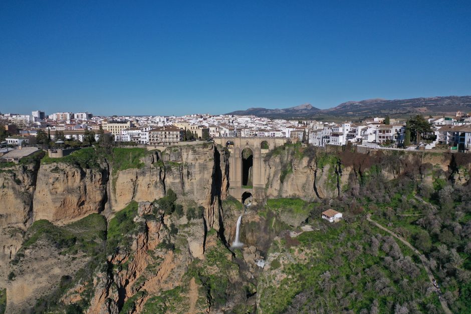 British couple found burned in Spanish ravine during Almería wildfires, airlifted to hospital